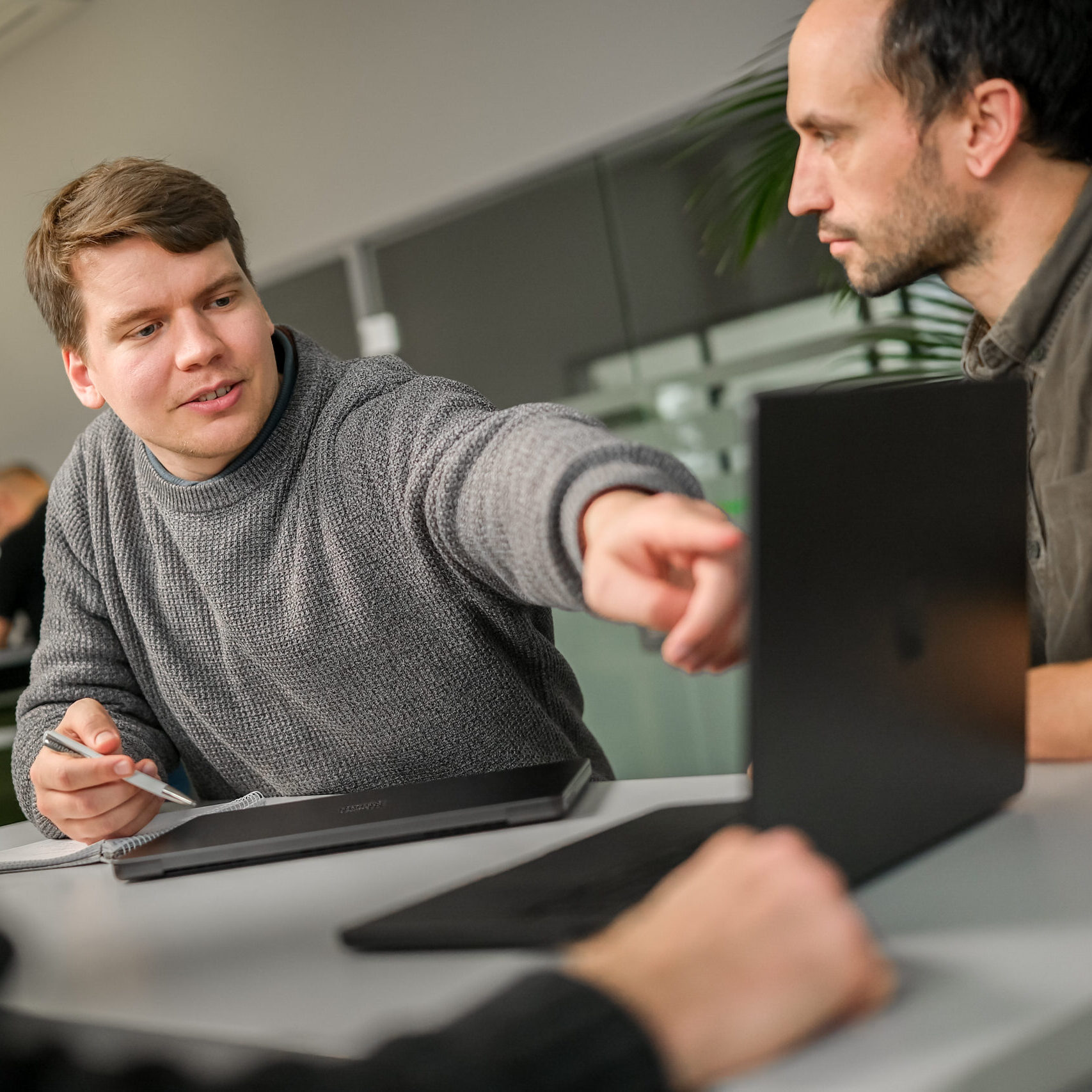 e2m Mitarbeiter bei der Arbeit
